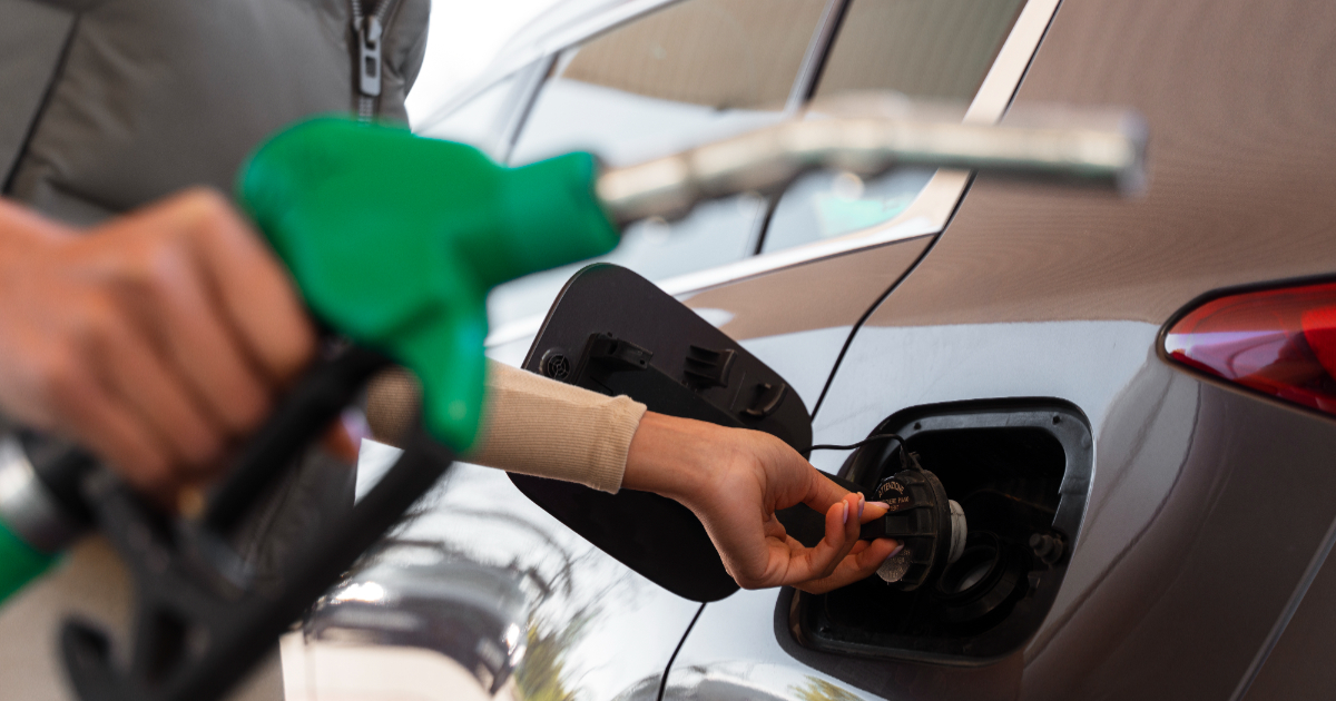 Mulher abastecendo carro