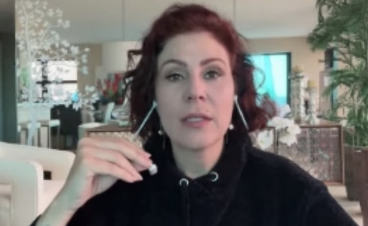 Deputada federal Carla Zambelli, se pronuncia após sair do Brasil, para suposto tratamento medico