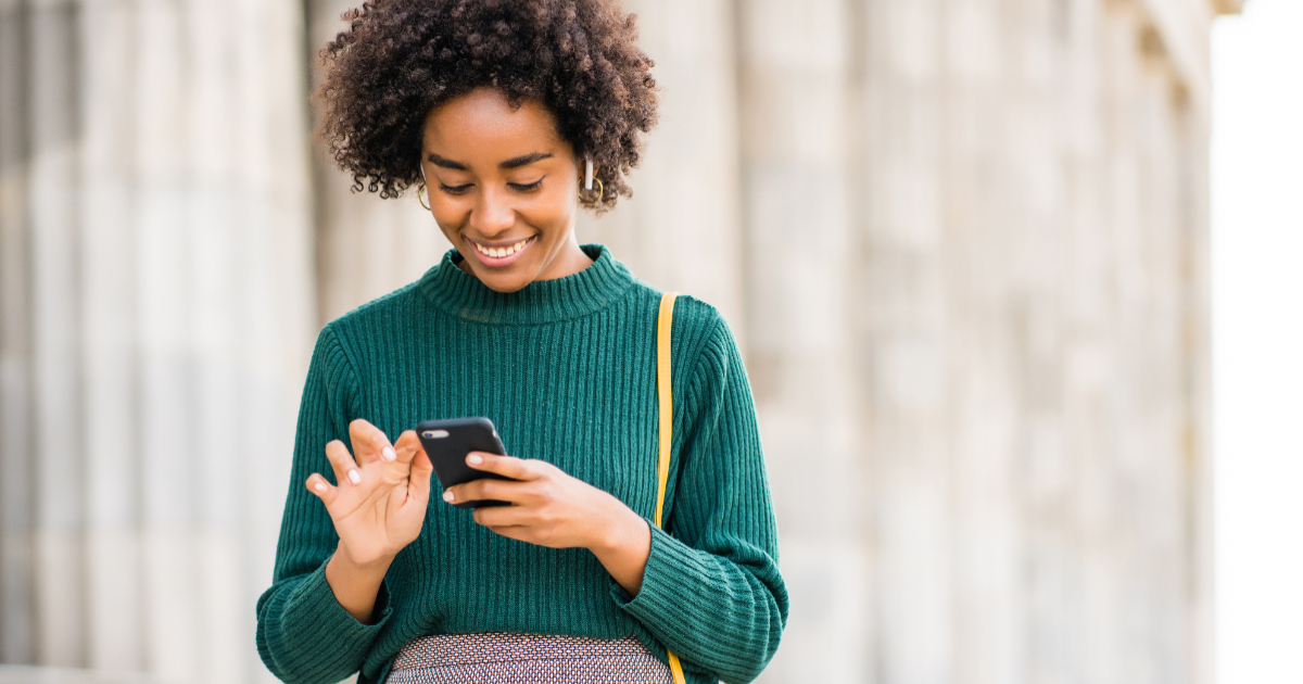 Mulher usando smartphone