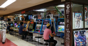 Vista de um fliperama em Nakano Broadway, Tóquio