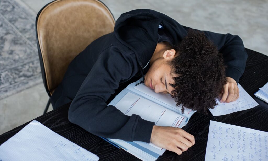 Passar horas sentado estudando sobrecarrega o corpo e a mente
