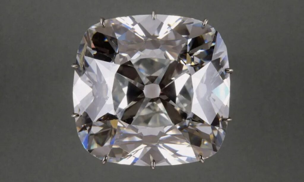 O Diamante Regente adornou a coroa de Luís XV e foi usado por Maria Antonieta