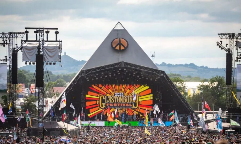 O Palco Pirâmide é um dos cenários mais reconhecidos da música global class=
