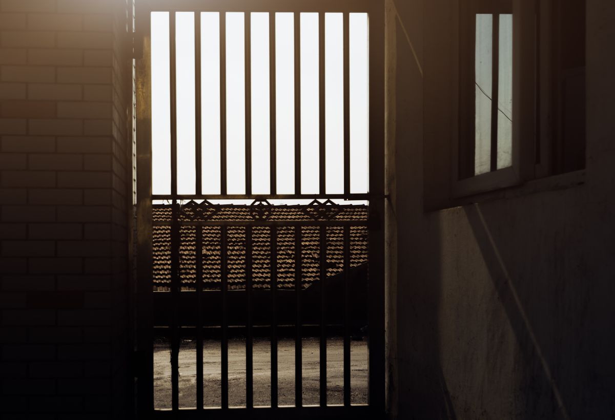 Prisão domiciliar: como funciona e quais as regras para saídas médicas