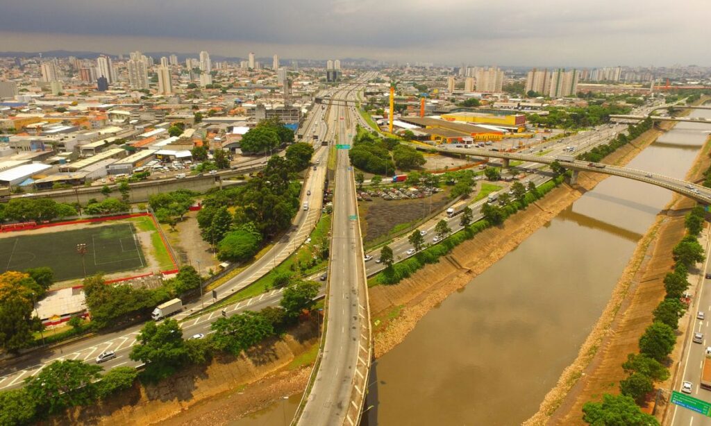 A mancha de poluição, trecho onde a concentração de oxigênio é praticamente zero, impede a vida aquática