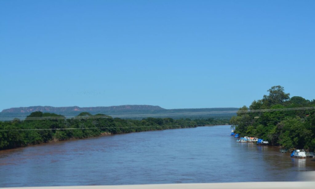 Desde sua nascente, em Ouro Preto, o rio recebe uma carga pesada de poluentes