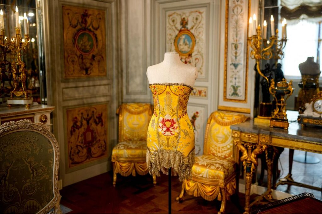 Vestido da Versace, mascardo pela característica da cor dourada