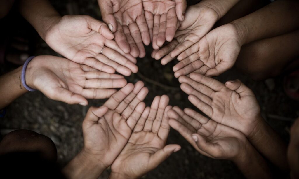 Essa forma de preconceito reforça estigmas e marginaliza indivíduos que já enfrentam inúmeras barreiras.