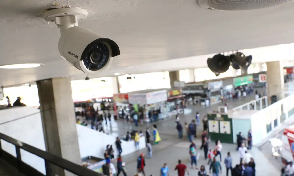 Câmera de segurança: seu vídeo pode ser usado como prova de um crime?
Câmera de segurança presa em um teto