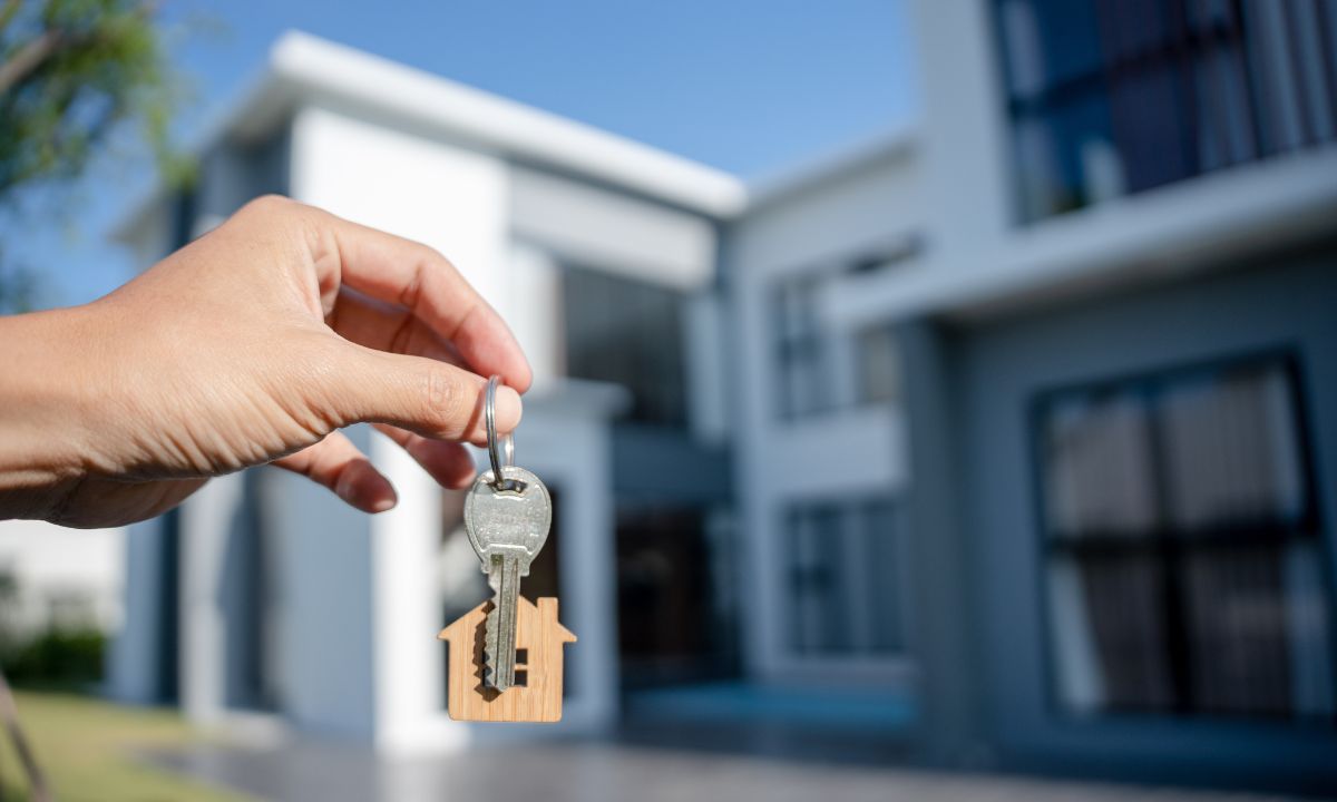 A taxa de juros é apenas uma parte da equação. Antes de buscar um financiamento, é fundamental analisar outros pontos que impactam diretamente a viabilidade e o custo total da compra. Ignorar esses elementos pode transformar o sonho em um problema financeiro.