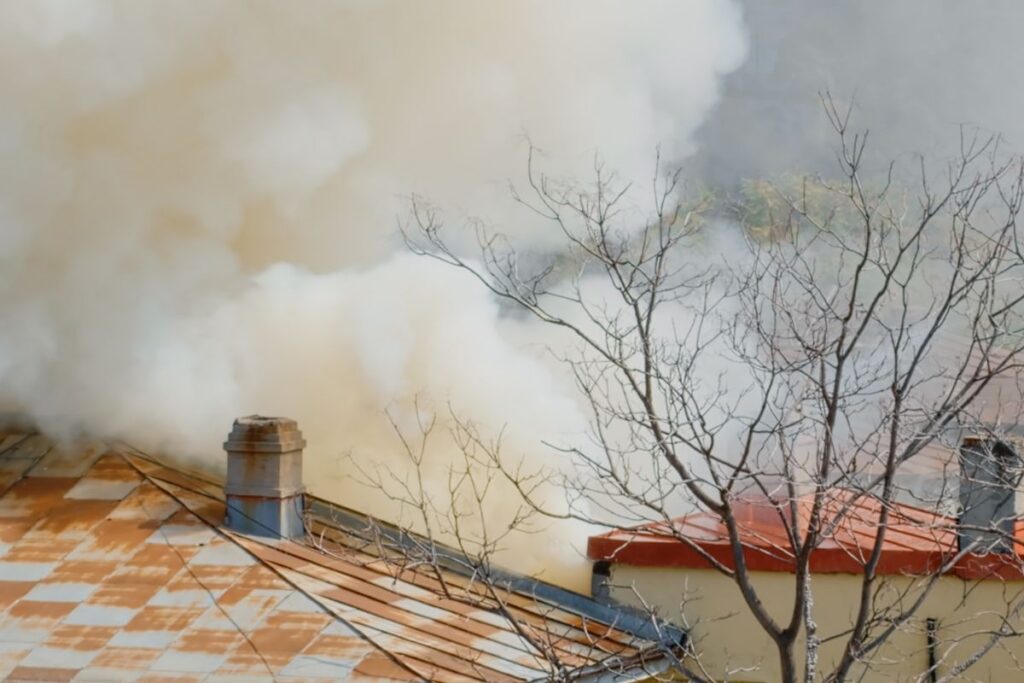 Fogo em áreas industriais ou residenciais podem gerar fumaça com elementos mais tóxicos.