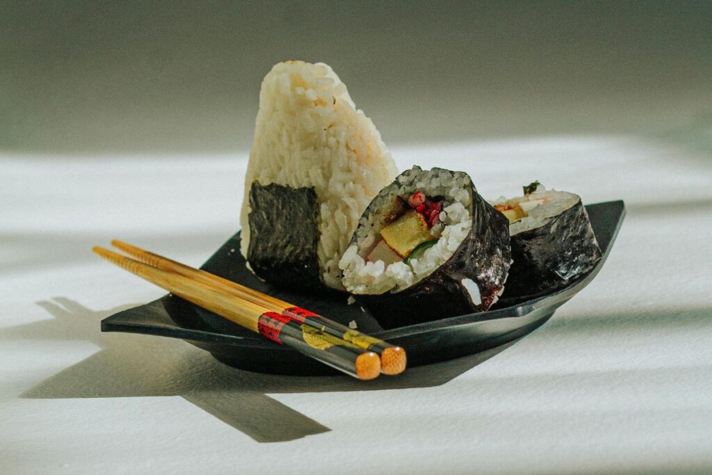 À base de arroz japonês, prato é típico na culinária