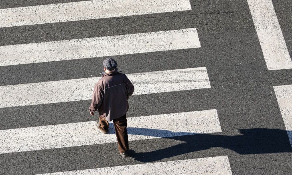 Idosos são mais suscetíveis a acidentes de trânsito devido a uma combinação de fatores fisiológicos relacionados ao envelhecimento.