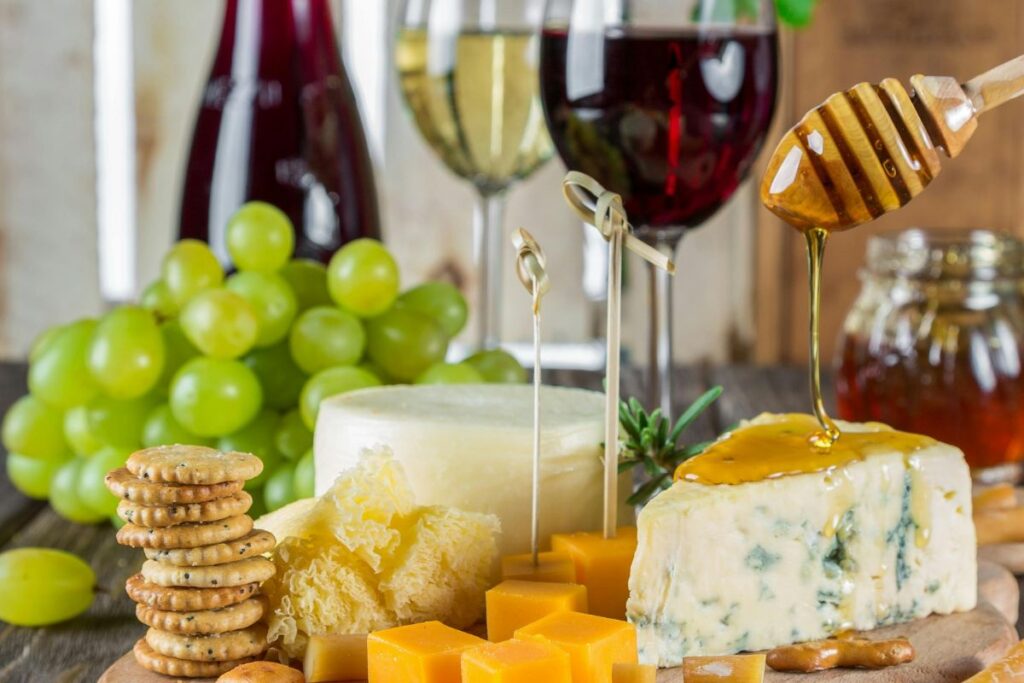 É possível harmonizar com vinhos tintos e brancos