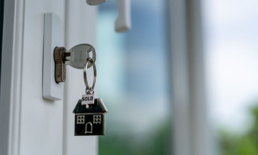 A relação entre a taxa Selic e os juros do crédito imobiliário é direta, embora não seja automática